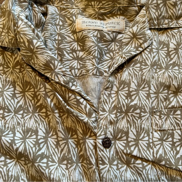 Tan Island Design collared shirt - Picture 2 of 3